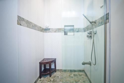 享有游泳池景致的一室公寓