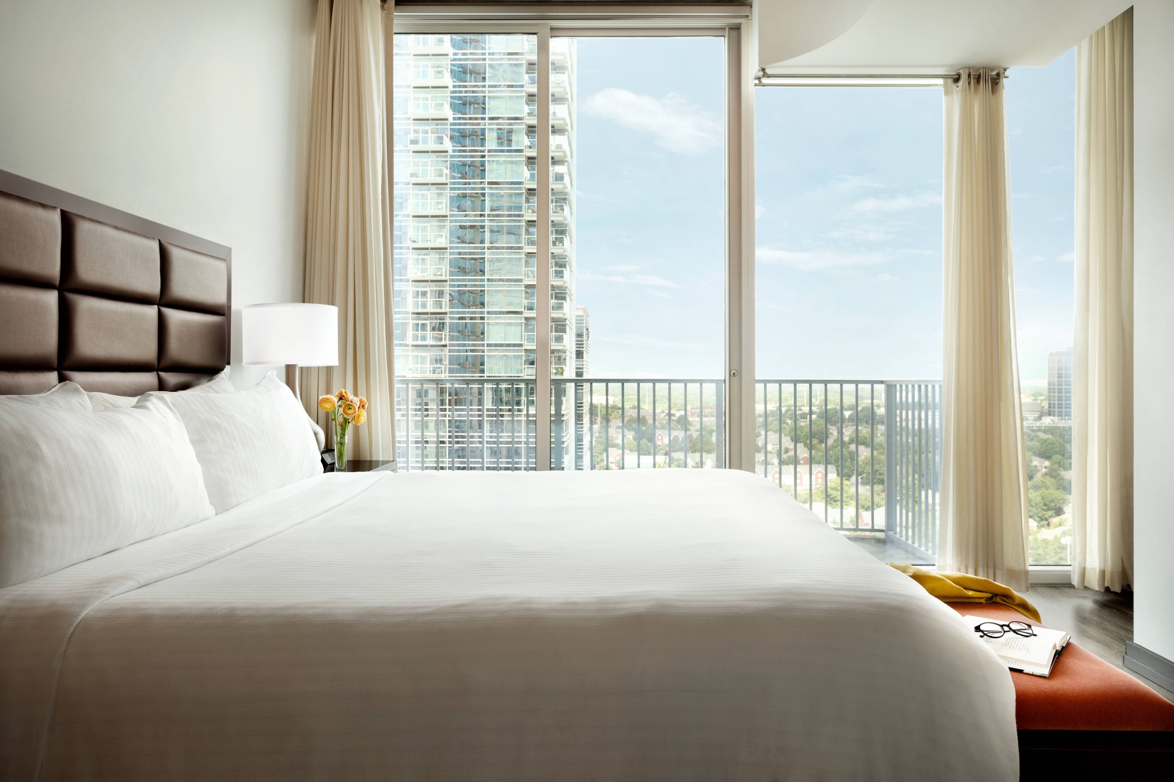 一卧室特大床转角套房