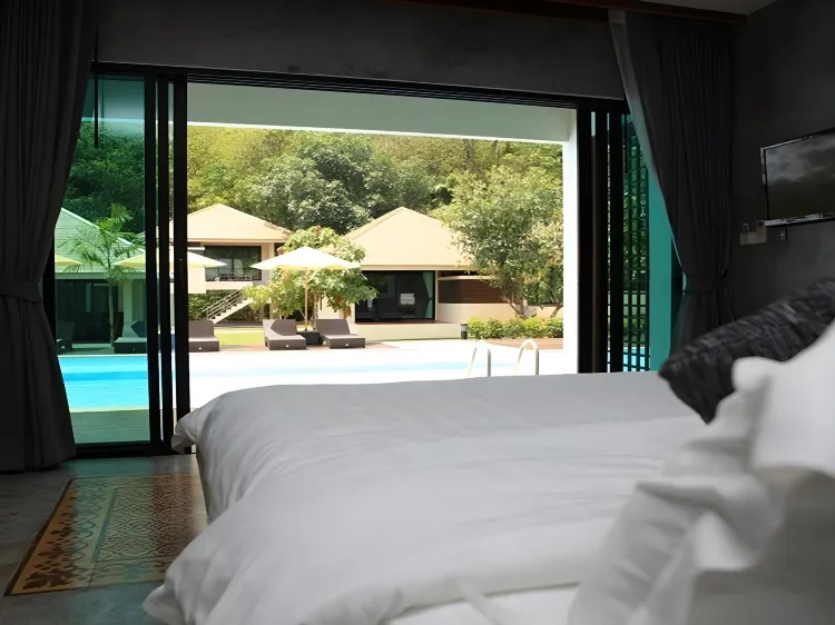 King Room with Pool Access