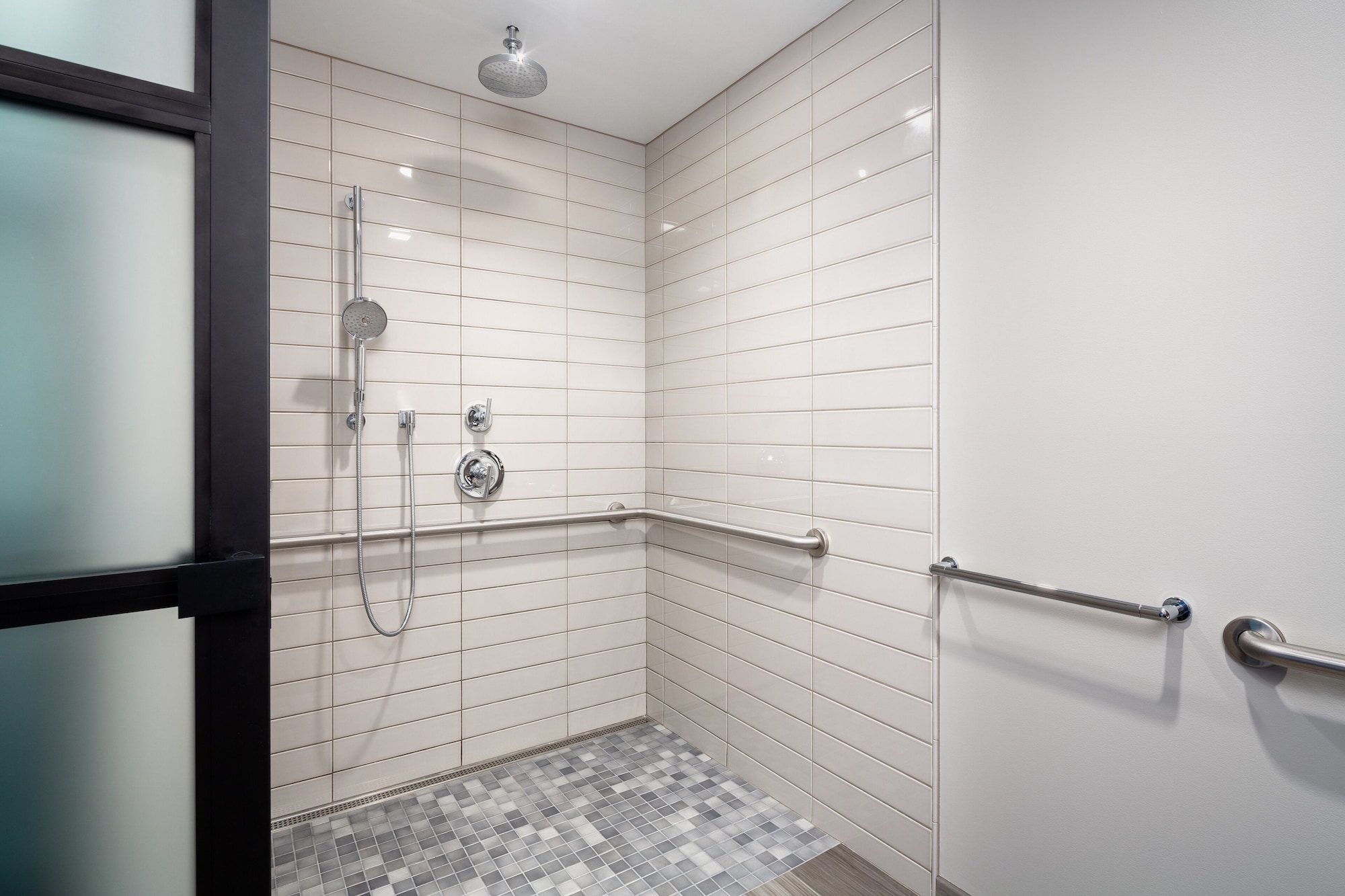 开间套房， 2 张双人床