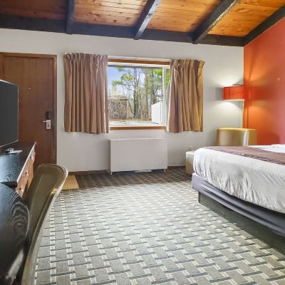 Deluxe King Room # 1 Americas Best Value Inn Hinckley Promo Code