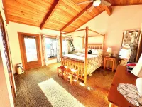 Paradise in Forest setting w/ Ocean views, hot tub, close to town & Hiking Hoteles en Eastsound