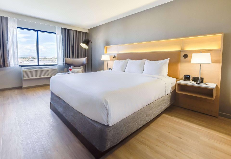 Radisson Hotel Phoenix AirportAccessible King Room