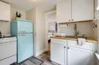 1 Mi to Ferry Sea Street Cottage in Hyannis