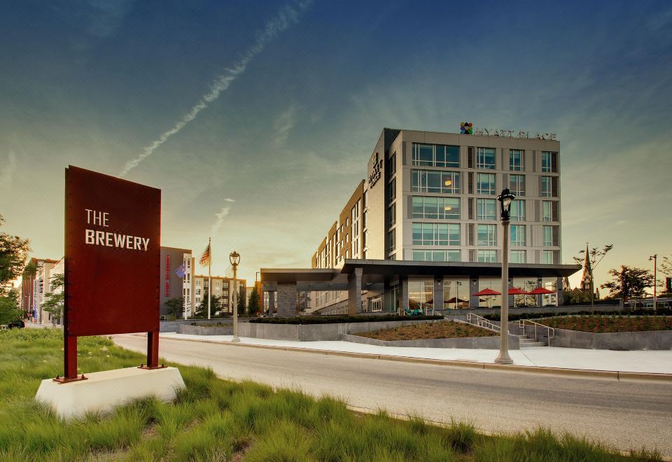 Hyatt Place Milwaukee Downtown - Housity