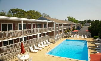 Holiday Hill Inn & Suites