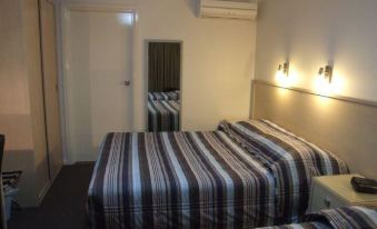 a hotel room with two beds , one on the left side of the room and another on the right side at Streaky Bay Hotel Motel
