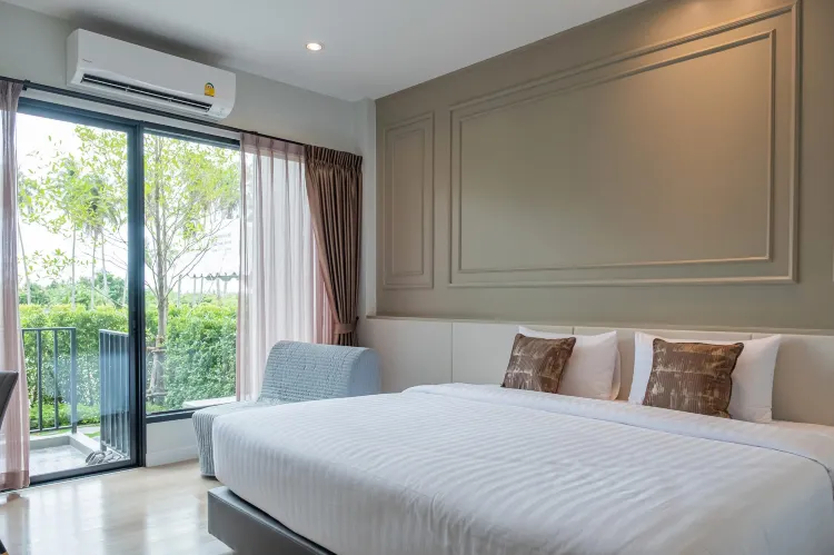 ห้องดีลักซ์ เตียงใหญ่ พร้อมวิวสวน
