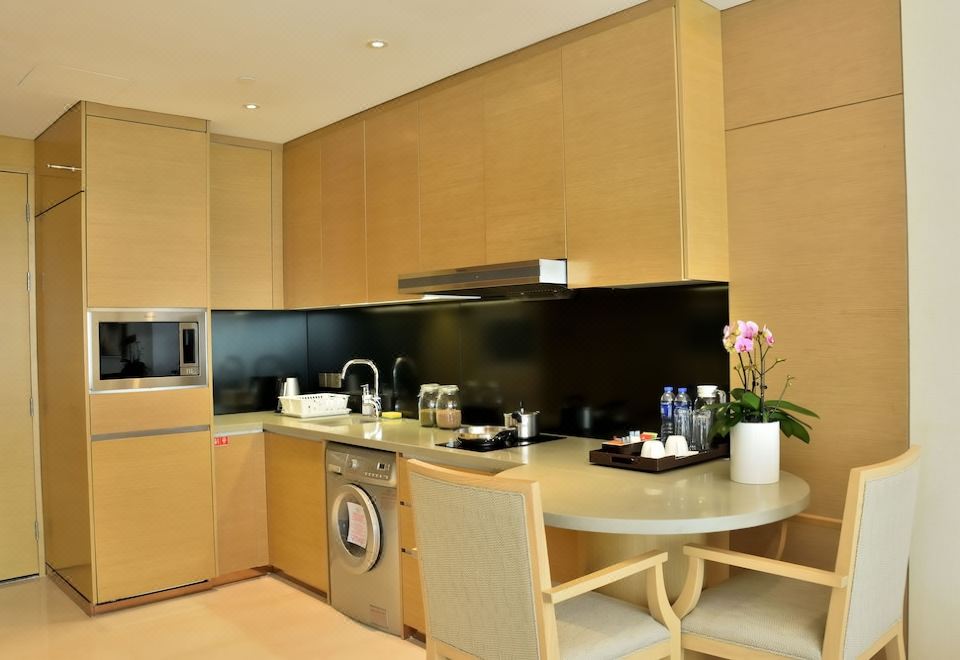 Studio Executive King