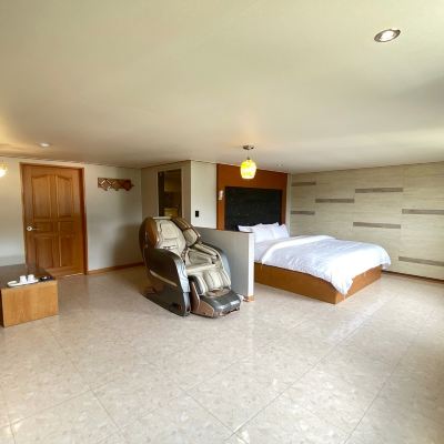 Suite Room For 4 (Massage Chair, Bathtub, 2 Bedding Set)