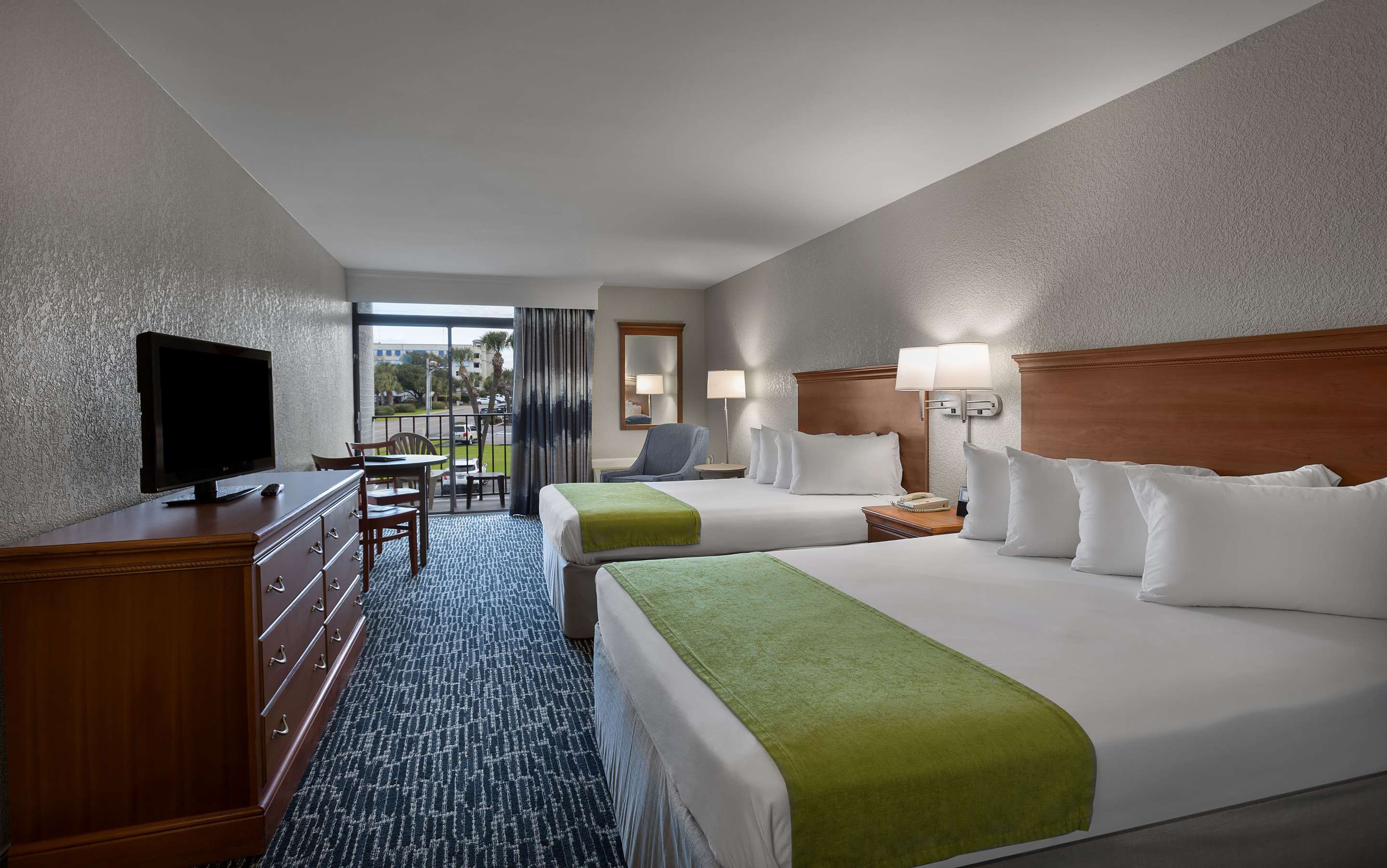 2张大床， 无烟房， 西楼， 街对面， 带阳台， 街景， 微波炉和迷你冰箱