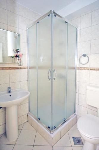 带阳台和海景的两卧室公寓