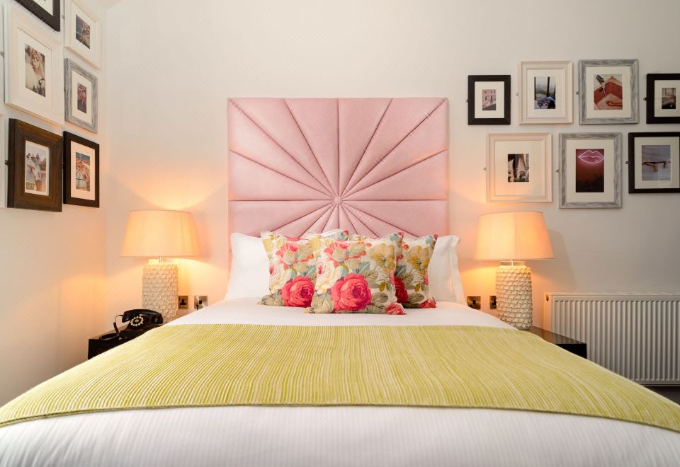 Black IvyStandard Double Room, 1 King Bed, Park View