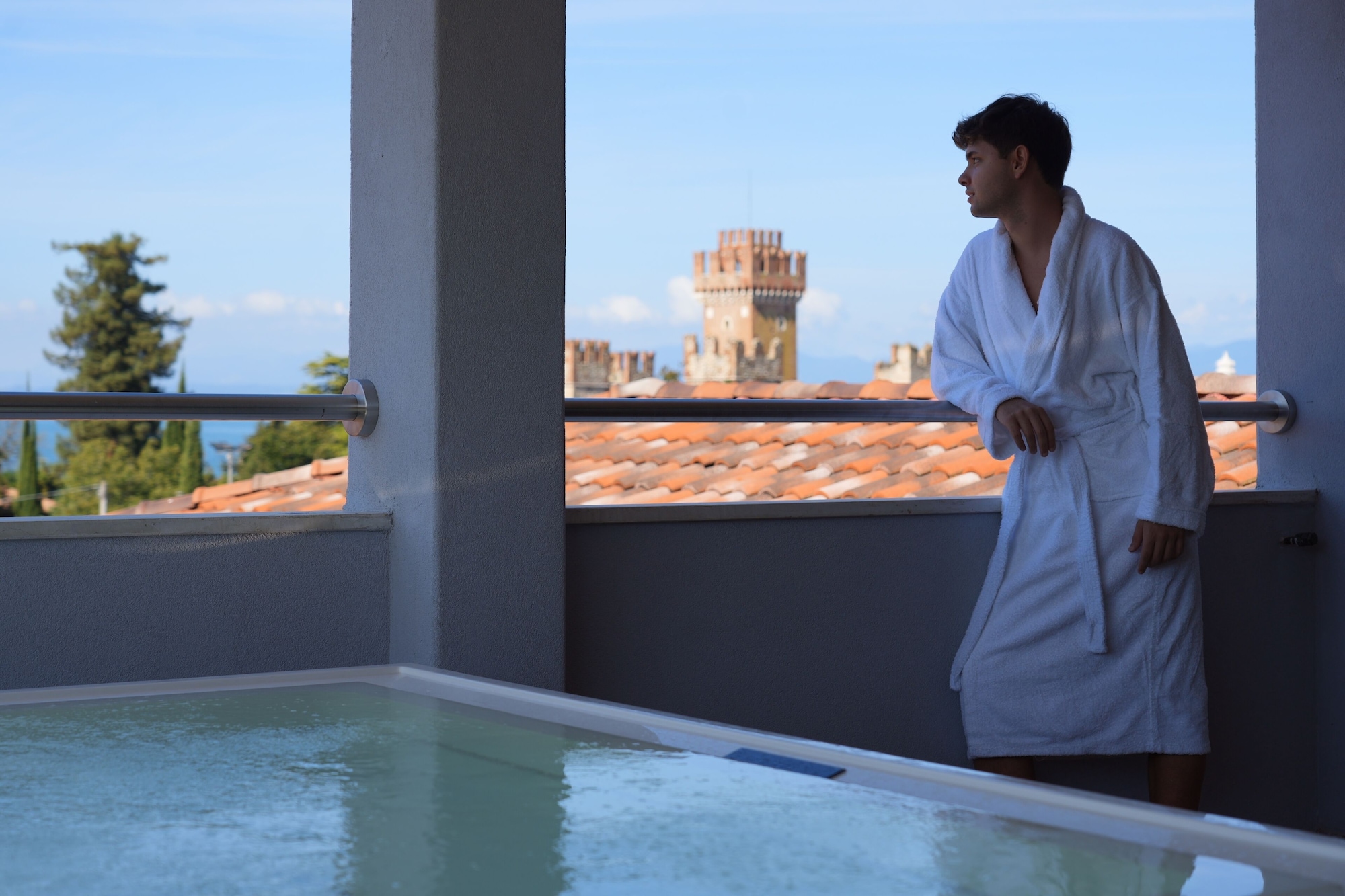 行政套房， 3 间卧室， 露台， 湖景