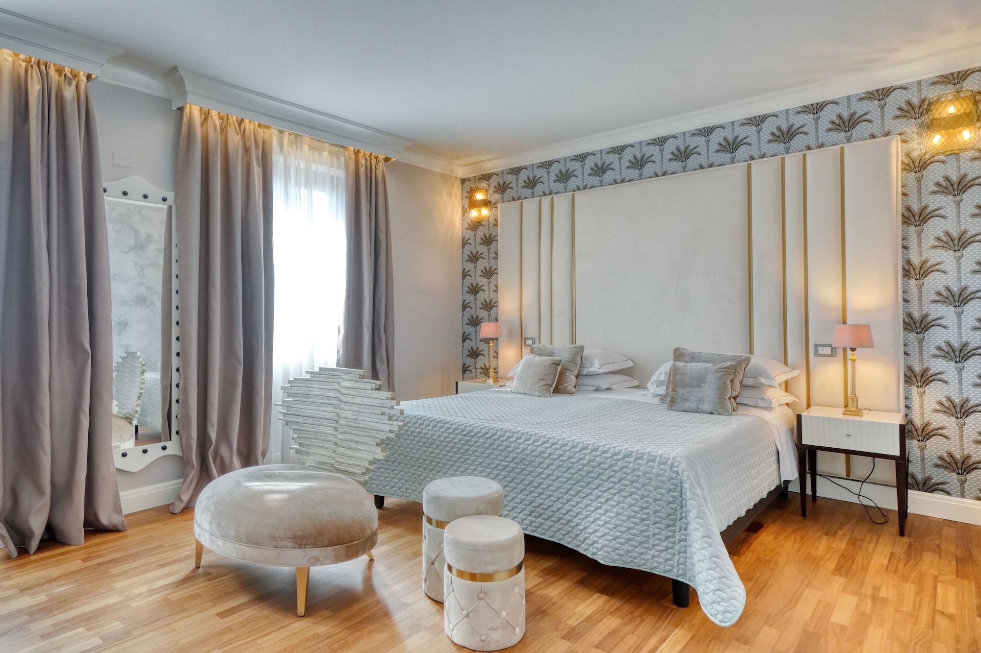 行政套房， 3 间卧室， 露台， 湖景