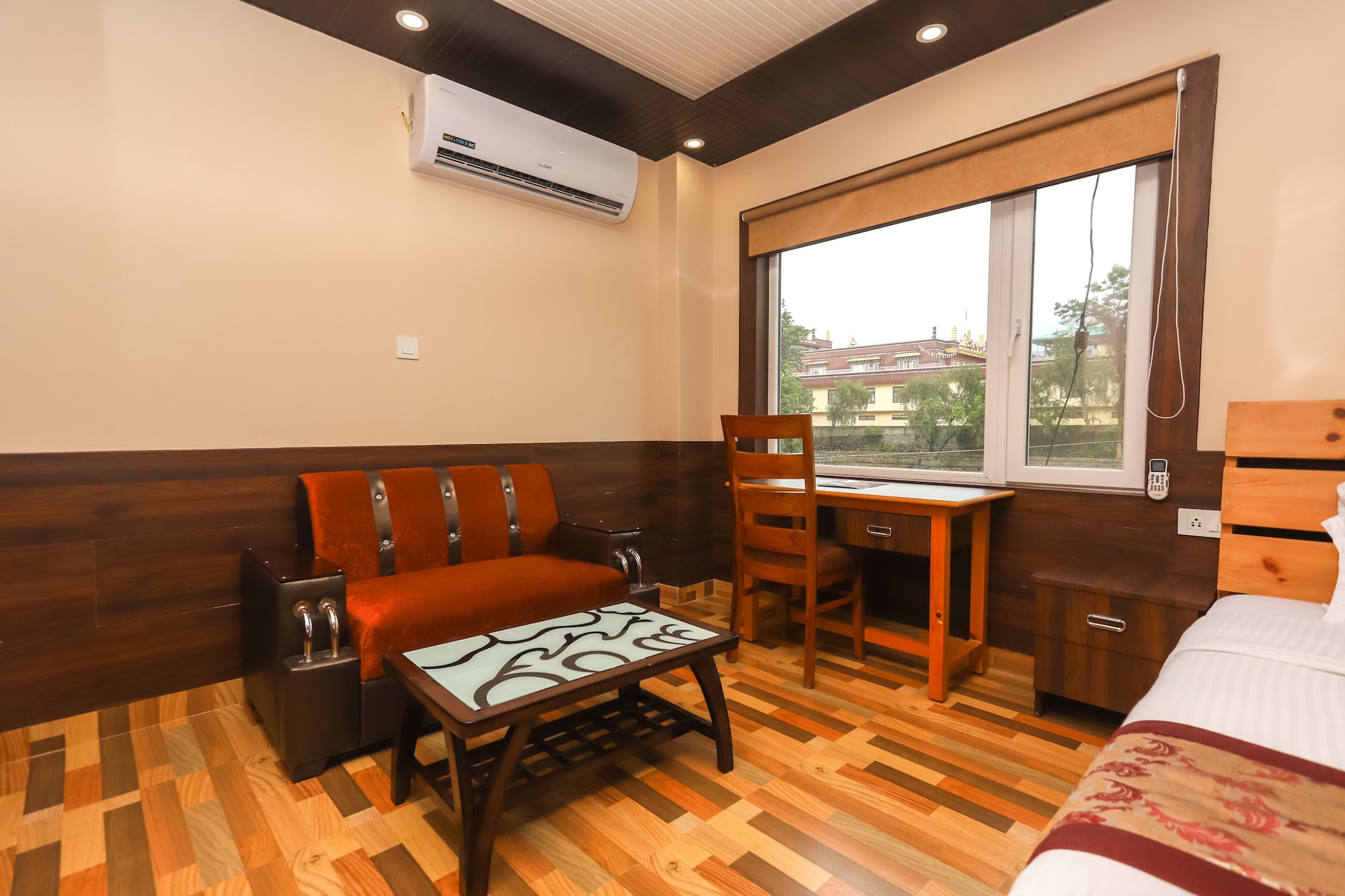 山景甄选特大床房