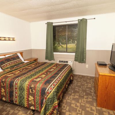 Petite Queen Room The Lodge at Lolo Hot Springs Promo Code