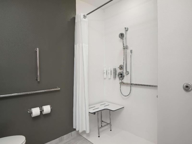 小型套房，带两张大床和无障碍淋浴-行动无障碍