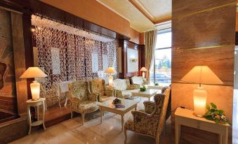 a well - decorated living room with multiple couches and chairs arranged in various positions , creating a cozy and inviting atmosphere at Hotel Roman by Dumbrava