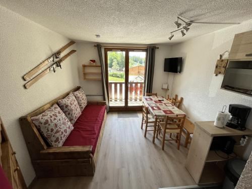 Grand Studio Apartment with Mountain View