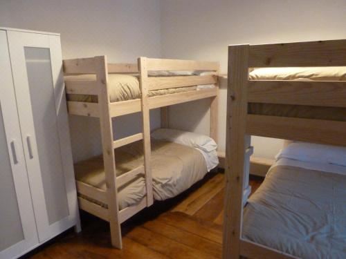 4床混合宿舍房的一张床位