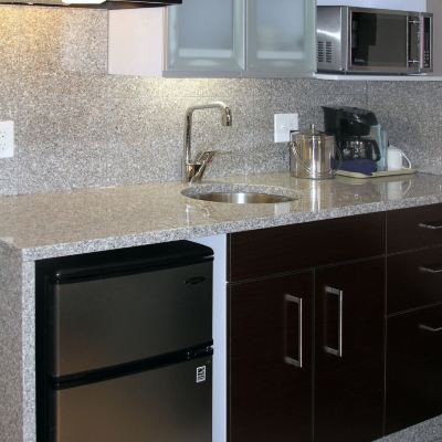 套房（2張雙人床，帶小廚房、1張梳化床） 維多利亞紅獅套房酒店優惠