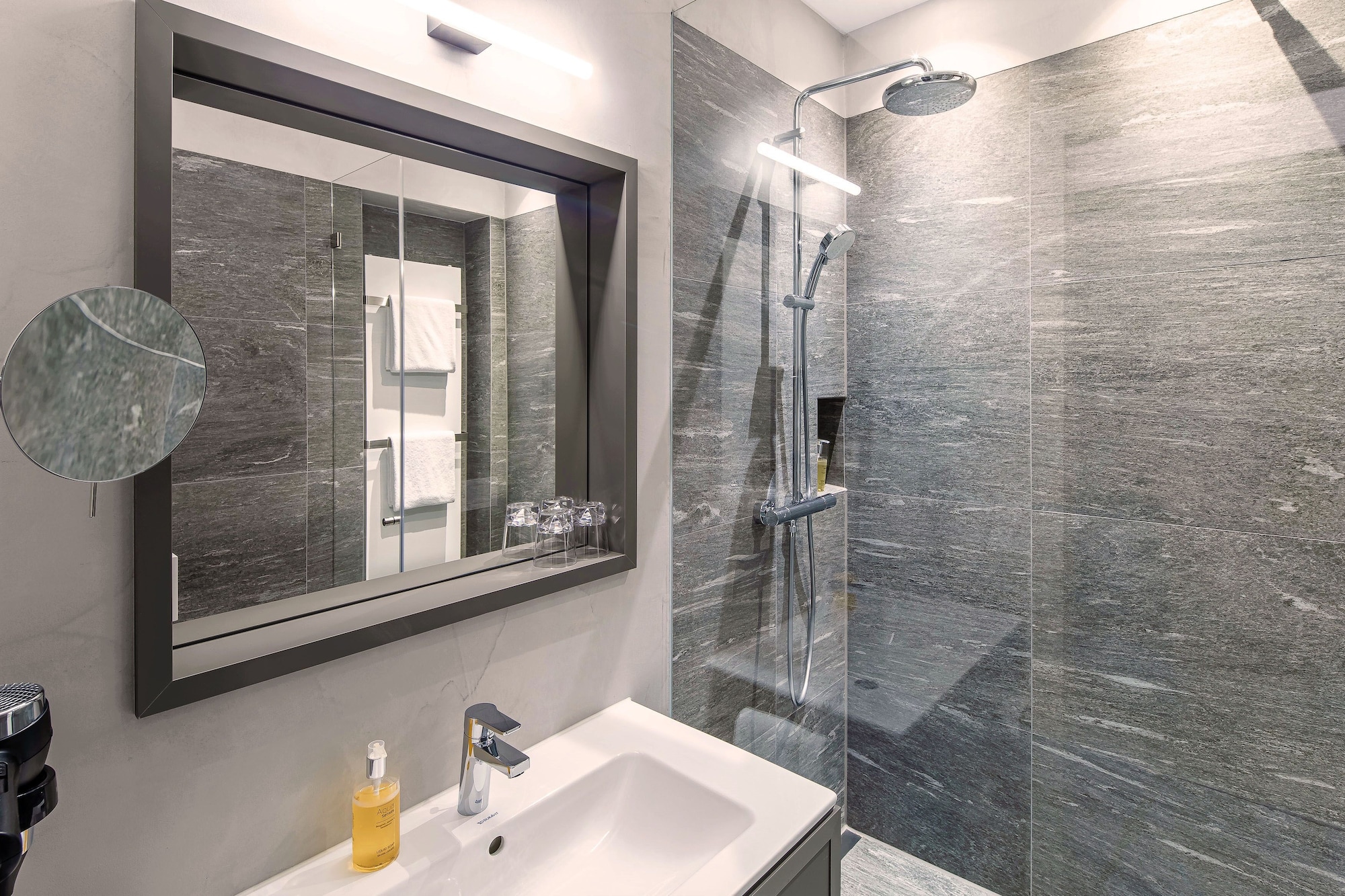 高級雙人房， 1 張特大床， 陽臺， 山景