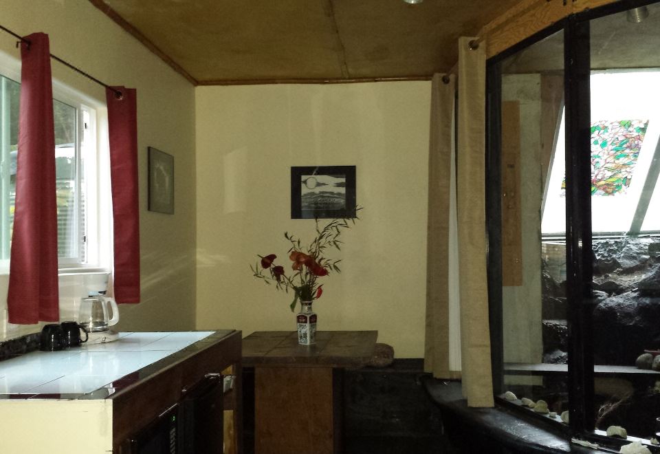 蜜月套房， 1 張特大床，冰箱和微波爐