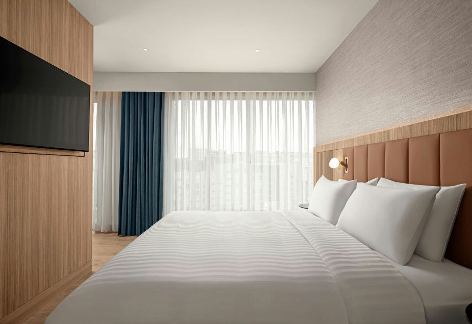 行政套房，1张特大床，梳化床，城景，按摩浴缸