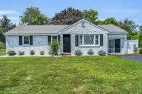 Great Hammcock Getaway, cozy home, hot tub, fire pit, beaches nearby.