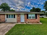 Drew’s Delight - Relax in Comfort!  Modern, Fully Remodeled, No Stairs! Hotels in Wright County