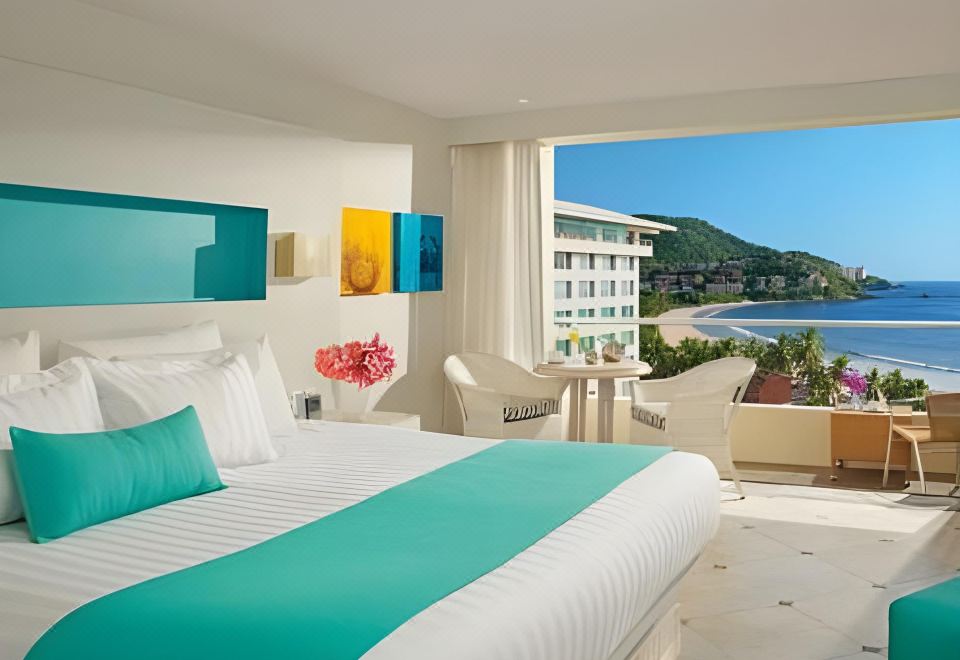 局部海景豪华两张双人床房