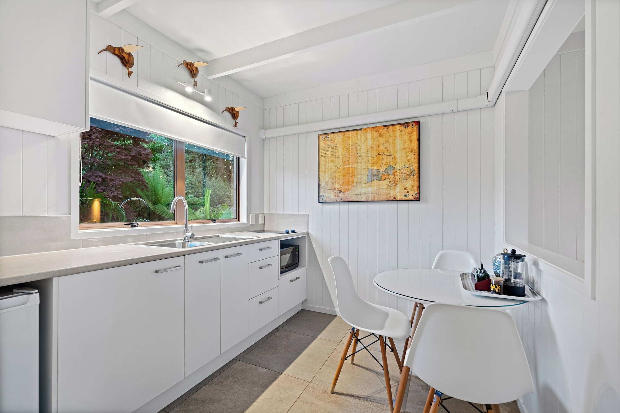 行政开间套房， 1 张特大床， 泳池景观