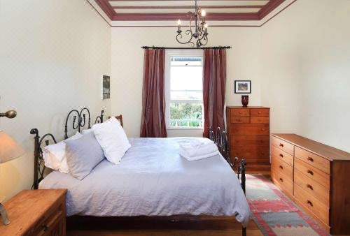 Crescent Villa - Stay Waiheke Five-Bedroom House