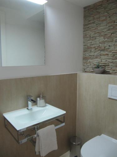 带阳台的三卧室公寓