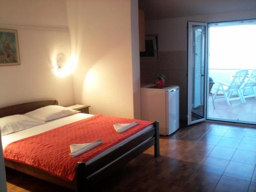 带露台的海景一室公寓