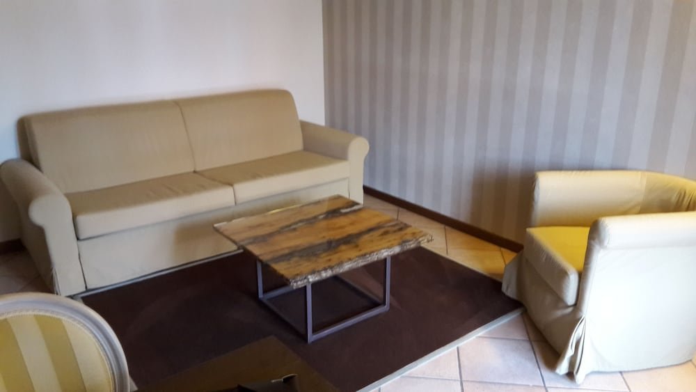 豪华特大床套房 - 带梳化床