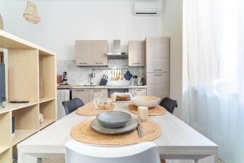 Grand Central 1845 - Meliora Apartments Apartment With Balcony