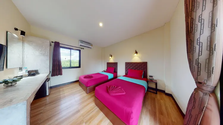 ห้องดีลักซ์ เตียงแฝด พร้อมระเบียง