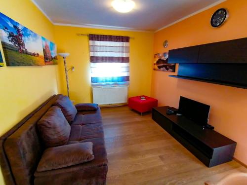 带阳台的标准两居室公寓