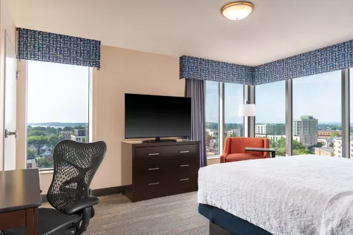 Hampton Inn & Suites Madison/Downtown