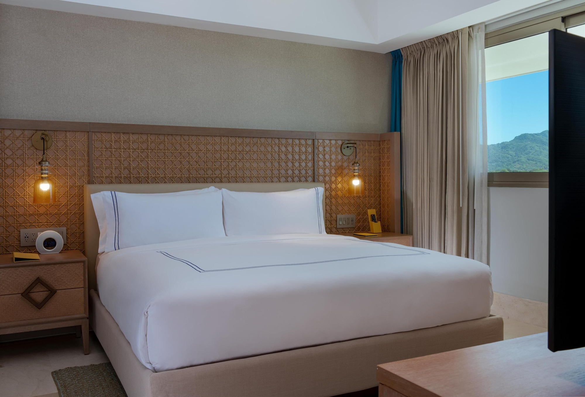 部分海景高級特大床套房