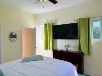 Beach Access House. with Beach Supplies. Ξενοδοχεία στην πόλη 