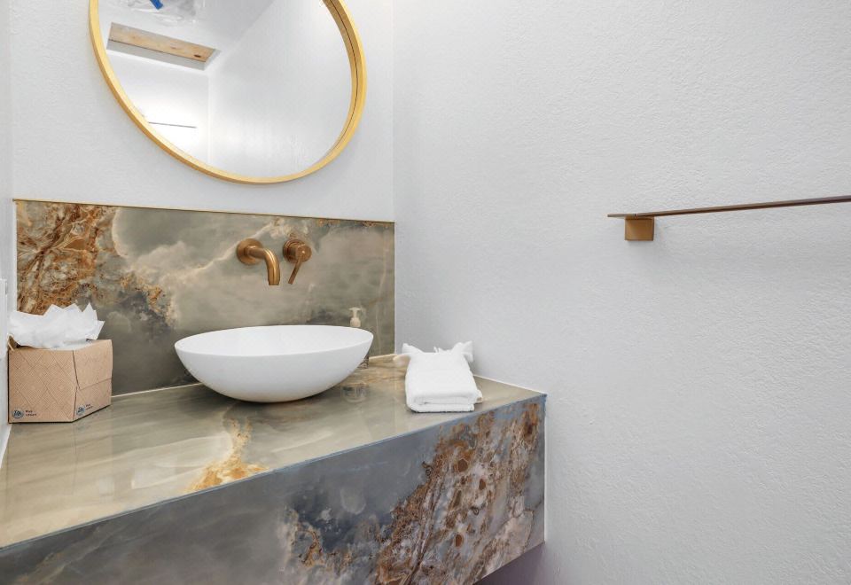 小屋，多张床，带热水浴缸，山脉景观（南方松林）