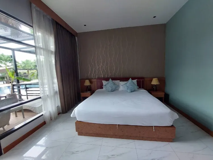 Poll Access-King Bed