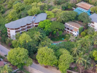 Silver Rock Hotel & Beachfront Apartments Ξενοδοχεία στην πόλη 