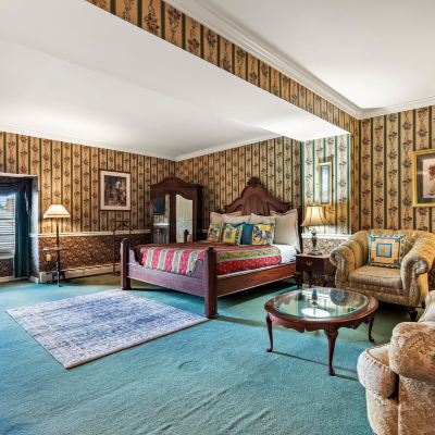 Premium King Suite with Jetted Tub Waynebrook Inn Promo Code