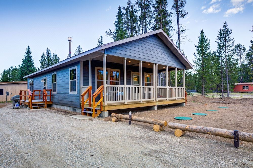Shepherd Family Retreats- Bear Cub - West Yellowstone, MT
