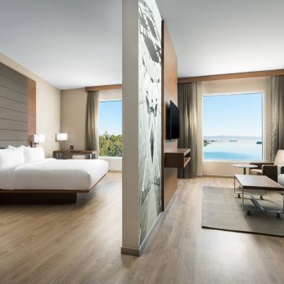 灣景特大床套房，套房， 1張特大床， 梳化床， 灣景 舊金山機場/牡蠣角海濱萬豪AC酒店優惠