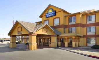 Days Inn & Suites by Wyndham Surprise